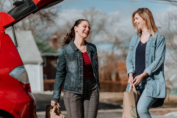 istock Friends arriving from shopping 1202151200