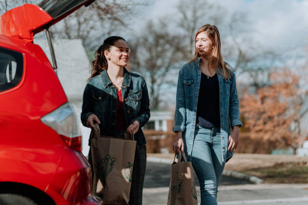 istock Friends arriving from shopping 1202151218