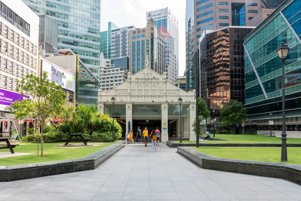 tranquilla vista pomeridiana di raffles place, epicentro del central business district. - singapore street business sky foto e immagini stock