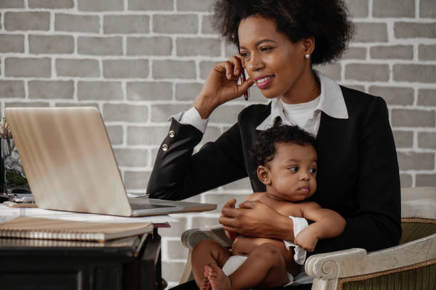 집에서 일하는 동안 그녀의 아기 소년을 돌보는 아프리카 계 미국인 비즈니스 여자 - working mother 뉴스 사진 이미지