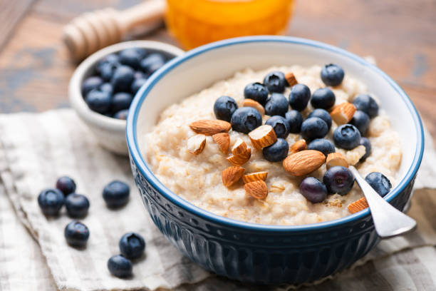 mingau de aveia com mirtilos e amêndoas - oatmeal heat bowl breakfast - fotografias e filmes do acervo