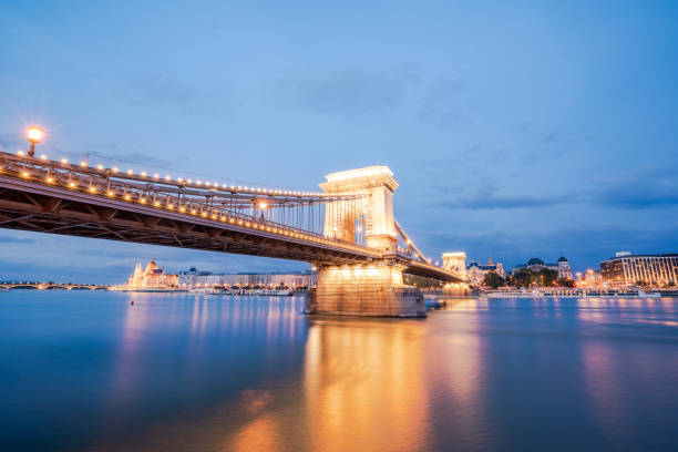 exposição noturna de rio danúbio e ponte da corrente pela manhã em budapeste na hungria - budapest chain bridge panoramic hungary - fotografias e filmes do acervo