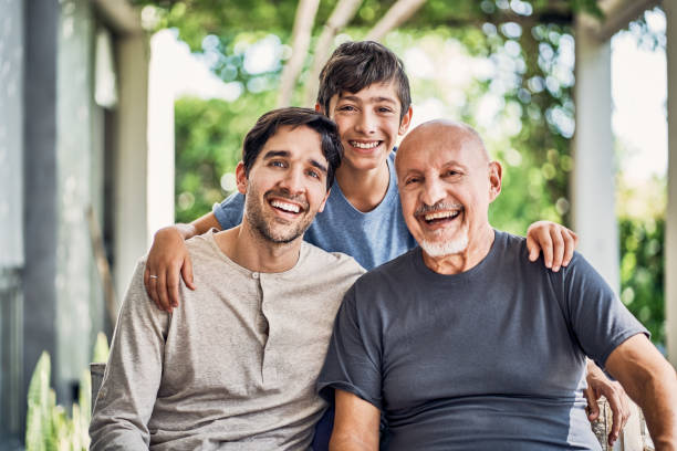 retrato de família multigeração feliz no pátio - 3 generation - fotografias e filmes do acervo