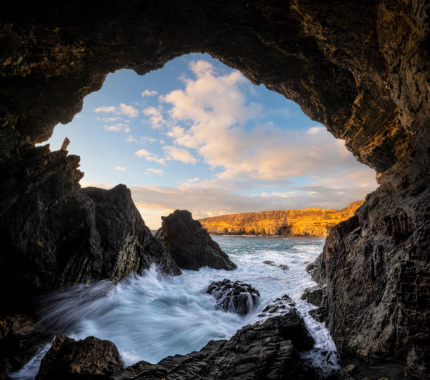 höhlen an der meeresklippe im monumento natural de las cuevas de ajuy nationalpark - fuerteventura stock-fotos und bilder