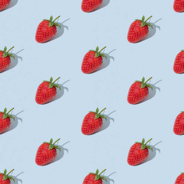 bunte nahtlose muster aus roten erdbeeren auf blauem hintergrund - frische grafiken stock-fotos und bilder
