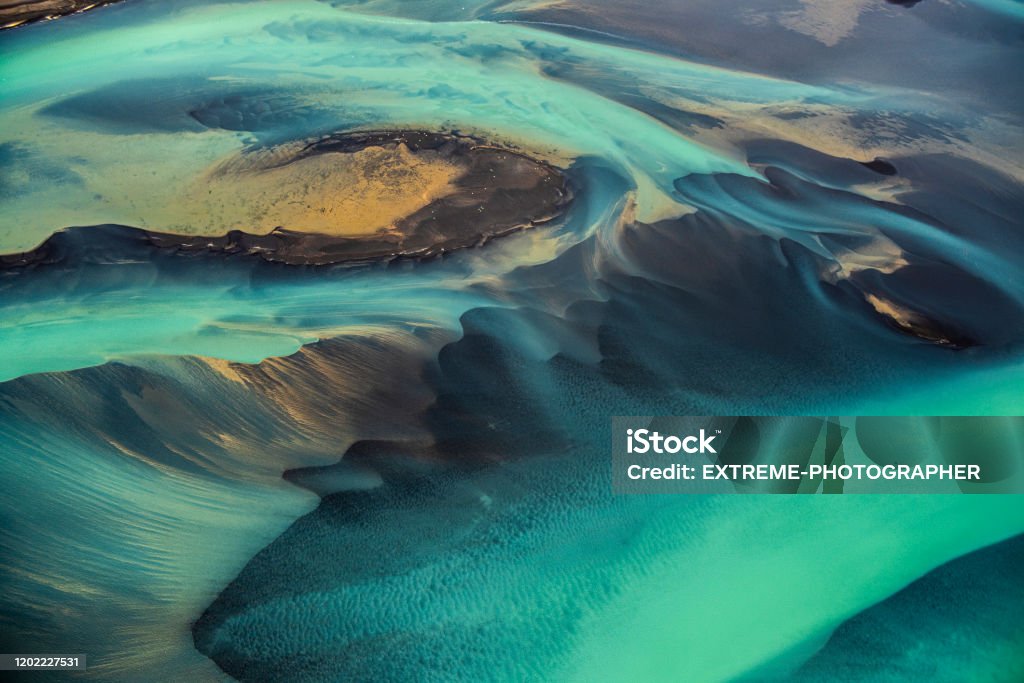 ヘリコプターから撮影されたアイスランドの美しいエメラルド色の氷河の川 - 自然のロイヤリティフリーストックフォト