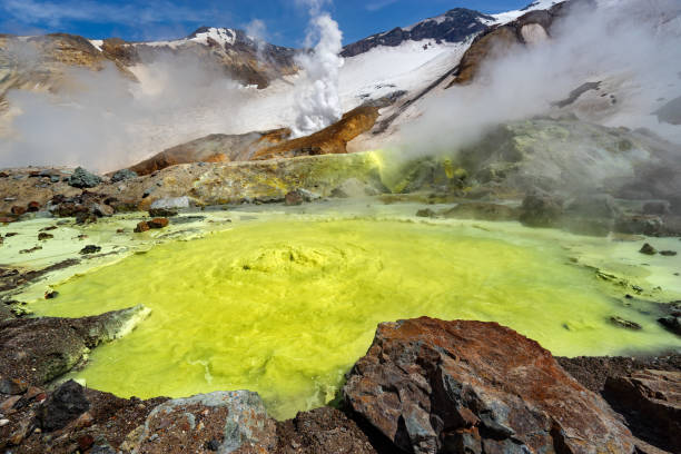 вулкан мутновский. - sulphur landscape fumarole heat стоковые фото и изображения