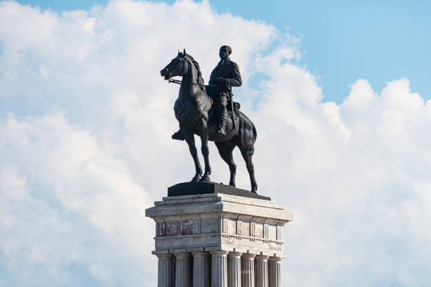 estatua del general máximo gómez contra un cielo azul nublado. maximo gómez es uno de los líderes de la lucha de liberación nacional del pueblo cubano. habana - general archive of indies fotografías e imágenes de stock