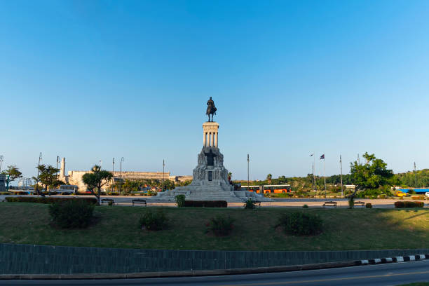 estatua del general máximo gómez contra un cielo azul nublado. maximo gómez es uno de los líderes de la lucha de liberación nacional del pueblo cubano. habana - general archive of indies fotografías e imágenes de stock