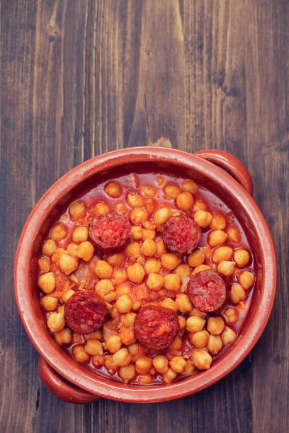 chick pea with smoked sausage in ceramic dish - asturiana imagens e fotografias de stock