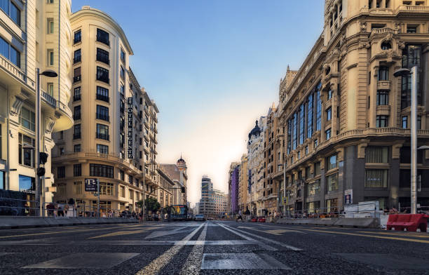 gran via a madrid in costruzione - gran vía foto e immagini stock