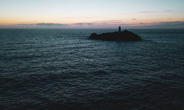 остров годреви и его маяк в корнуолле - godrevy lighthouse фотографии стоковые фото и изображения