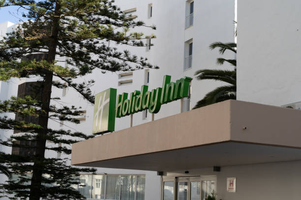 na zewnątrz i logo hotelu holiday inn algarve, czterogwiazdkowego miejsca noclegowego w regionie algarve, na plaży - lodging zdjęcia i obrazy z banku zdjęć