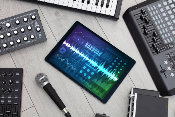 музыкальные инструменты и планшет с приложением для записи - digital tablet audio стоковые фото и изображения
