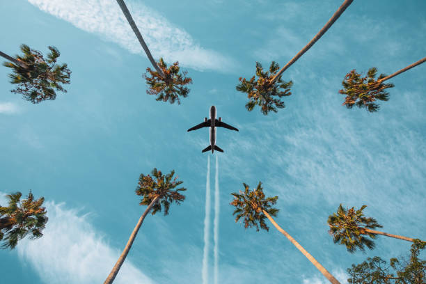 volo aereo in decollo - airplane taking off sky commercial airplane foto e immagini stock