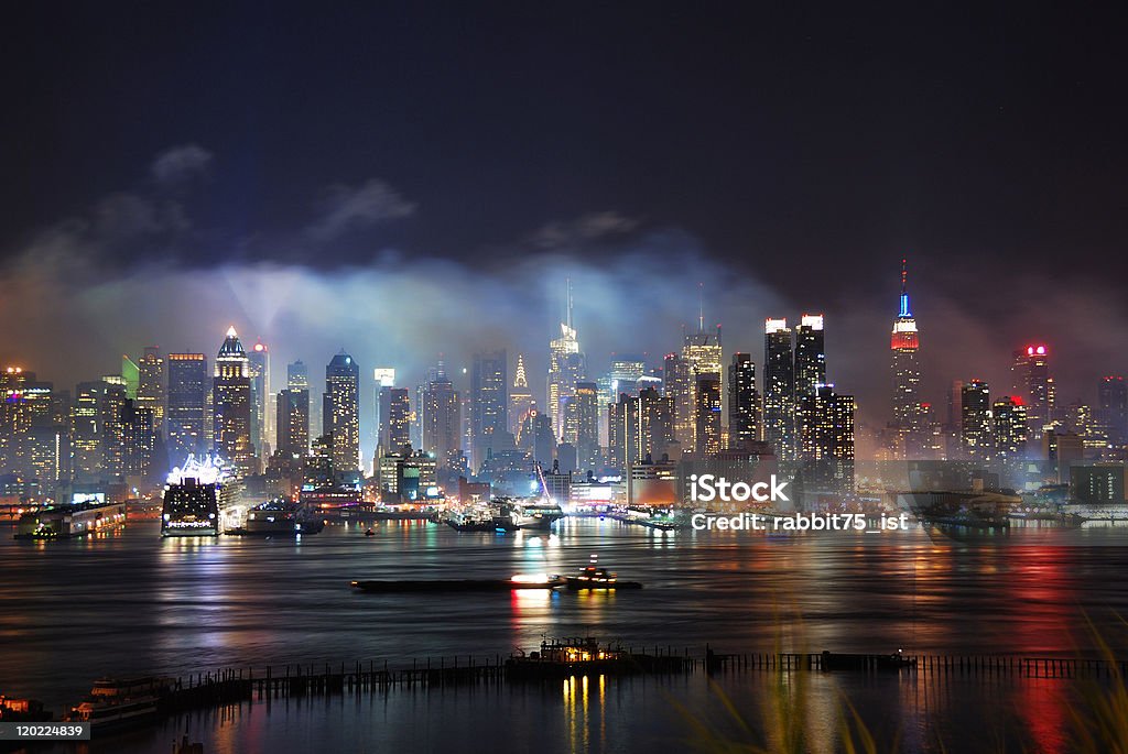 New York City Manhattan dopo fuochi d'artificio visibili - Foto stock royalty-free di Ambientazione esterna