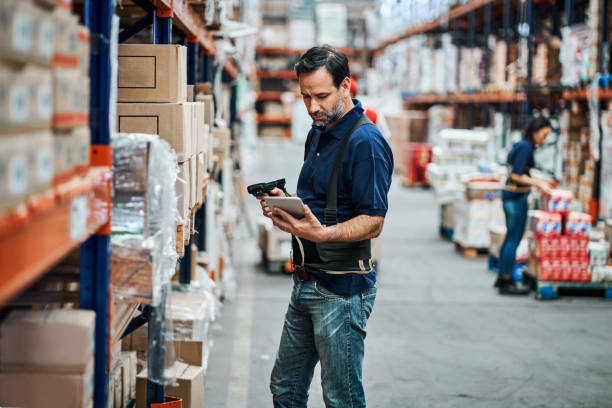 funcionário analisando mercadoria com tablet digital - hardware store - fotografias e filmes do acervo