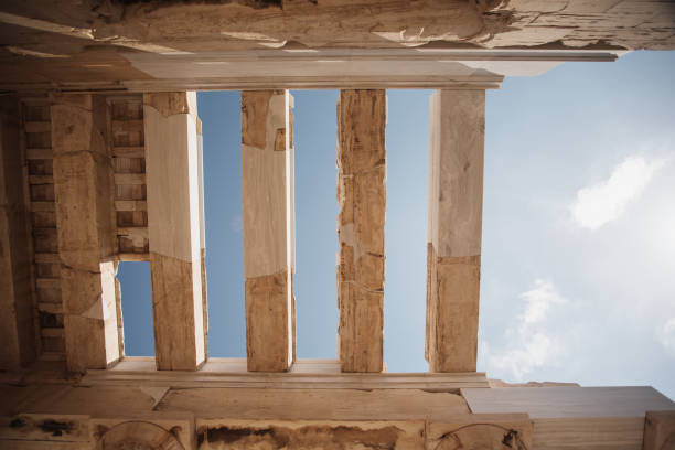 la propilea de la acrópolis - column gate classical greek roof fotografías e imágenes de stock