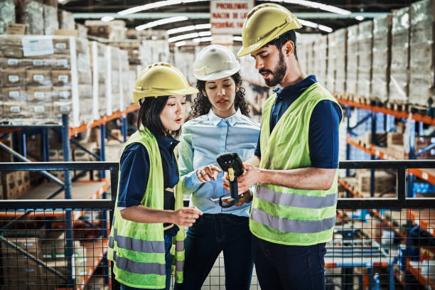 lavoratori che discutono sul lettore di codici a barre in fabbrica - warehouse bar code reader manual worker working foto e immagini stock