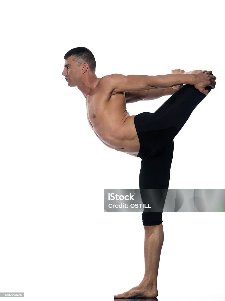 Hombre haciendo yoga pose asanas natarajasana bailarín - Foto de stock de Actividades y técnicas de relajación libre de derechos