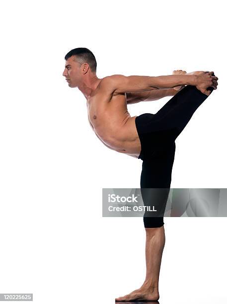 Hombre Haciendo Yoga Pose Asanas Natarajasana Bailarín Foto de stock y más banco de imágenes de Actividades y técnicas de relajación
