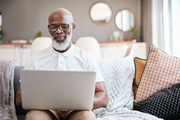 technologia organizuje rozrywkę dla wszystkich grup wiekowych - senior adult computer men mature adult zdjęcia i obrazy z banku zdjęć