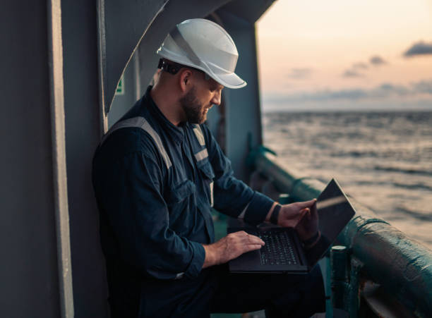 oficial o capitán de la marina en cubierta de buque o barco viendo portátil - plataforma petrolera fotografías e imágenes de stock