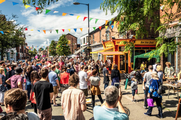 festival de la calle de verano en manchester - fiesta callejera fotografías e imágenes de stock
