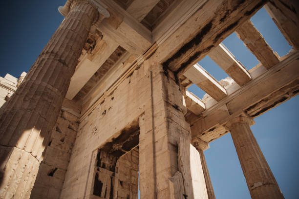 la propilea de la acrópolis - column gate classical greek roof fotografías e imágenes de stock