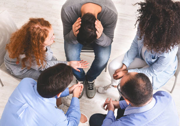 groupe de personnes diverses discutant de leurs problèmes dans le cercle de confiance - 12 gage photos et images de collection