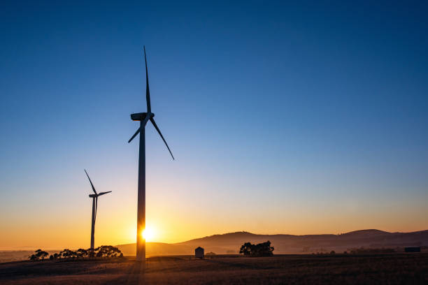 amanecer de turbina eólica - wind wind power energy tower fotografías e imágenes de stock
