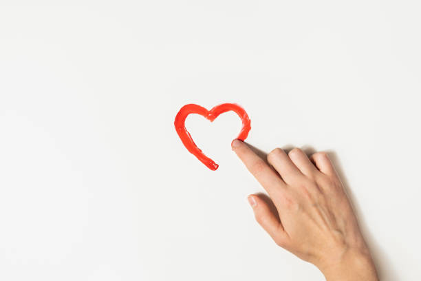 손가락은 흰색 배경에 빨간색 페인트로 하트 모양을 그립니다. - pulse trace human cardiovascular system heart shape heart disease 뉴스 사진 이미지