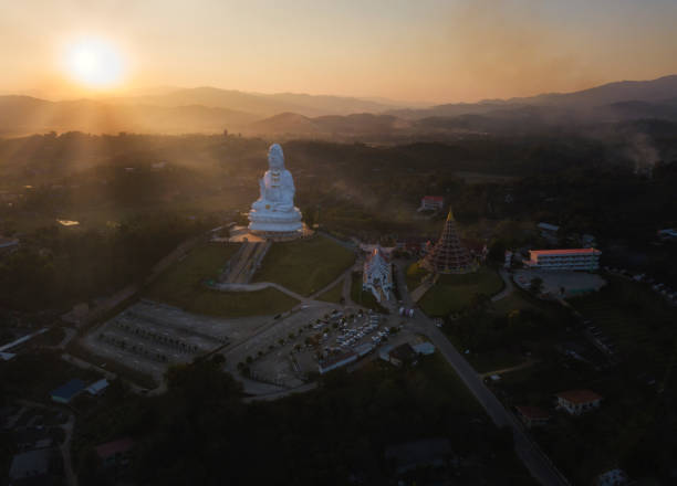 vue aérienne (tir de drone) de wat huay pla kang est un complexe de temple contenant une grande statue de bouddha, chiangrai thaïlande. - great dagon pagoda photos et images de collection