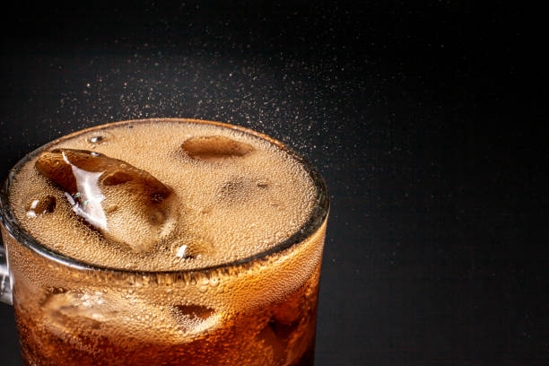fizz funkelnde cola wasser erfrischend sprudelnden soda pop mit ice cubes. kalte softdrink cola kohlensäurehaltige flüssigkeit frisch und kühle eisgetränk in einem glas. erfrischendes und abschreckendes durstkonzept . - crushed can soda drink can stock-fotos und bilder