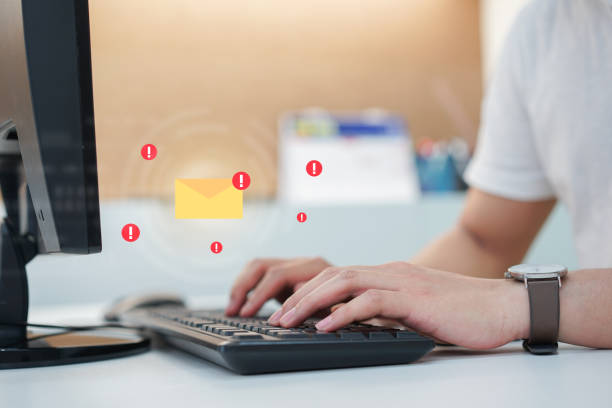 fechar código de programação de engenharia de computador em banco de dados no computador de desktop do teclado para proteger e bloquear e-mails de spam da internet e hacker para conceito de tecnologia inteligente - personal mail - fotografias e filmes do acervo