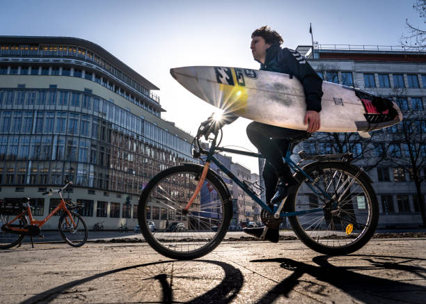 surfista em bicicleta com prancha de surfe - englischer garten - fotografias e filmes do acervo