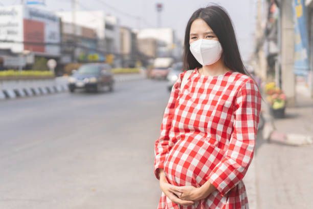 azjatka w ciąży kobieta ona jest w środku drogi nosić maskę pyłu pm2.5. - mother superior zdjęcia i obrazy z banku zdjęć