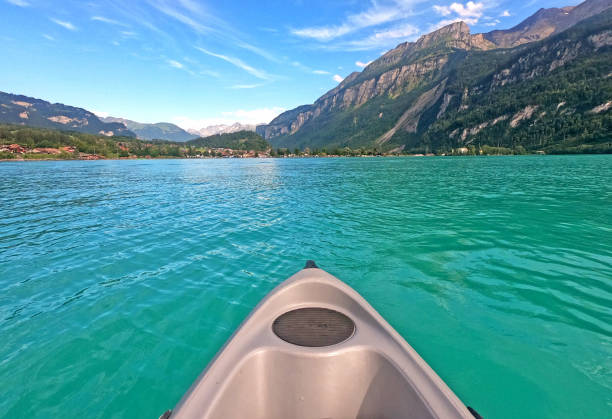 vista a prua in canoa sul lago di brienz, svizzera - brienz mountain landscape lake foto e immagini stock