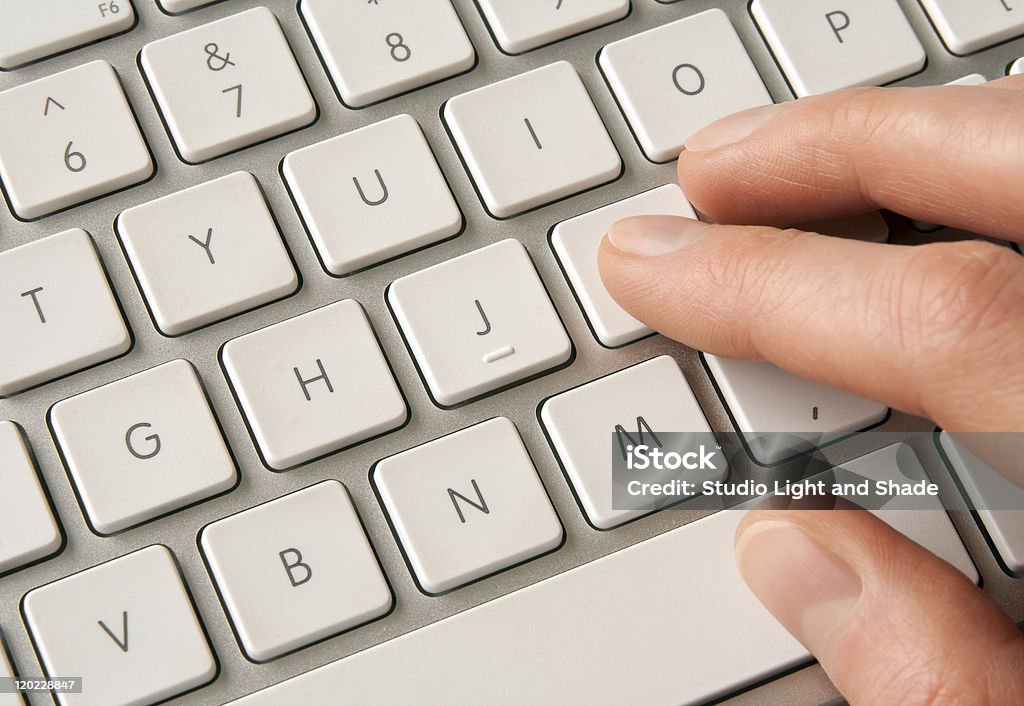 Mãos digitando no Teclado de computador branco - Foto de stock de Adulto royalty-free