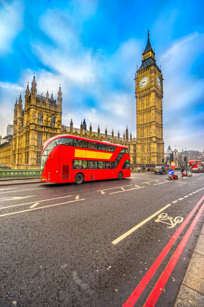 verkehr auf der westminster bridge. london, großbritannien - large transportation bridge famous place stock-fotos und bilder