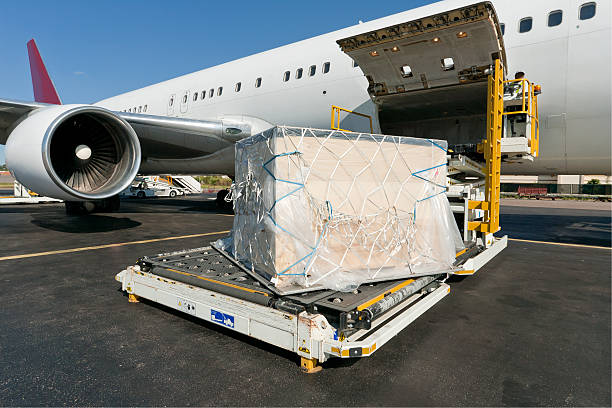 ładowanie ładunku na płaszczyźnie - commercial airplane airplane cargo airplane runway zdjęcia i obrazy z banku zdjęć