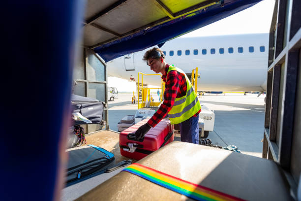 экипаж службы аэропорта выгружает багаж - luggage ramp стоковые фото и изображения