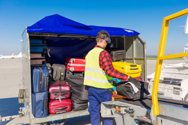 airport service crew unloading luggage - ground crew audio imagens e fotografias de stock