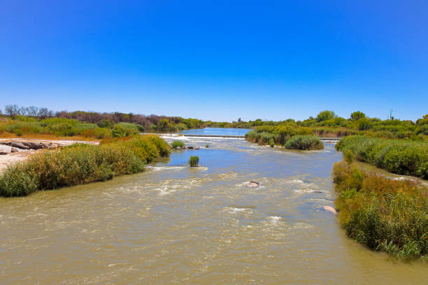 wehr und stromschnellen am orange river bei upington - flussinsel landform stock-fotos und bilder