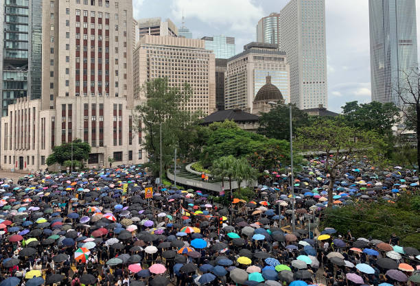 зонтик дождливый день в гонконге - occupy movement стоковые фото и изображения