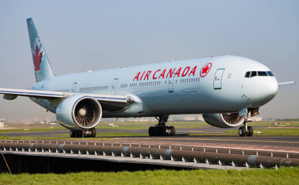 vuelo de pasajeros boeing 777-300er c-fivs de air canada llegada y aterrizaje en el aeropuerto charles de gaulle de parís - charles de gaulle fotografías e imágenes de stock