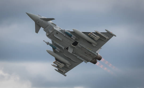eurofighter "tajfun" z pełnymi dopalaczami - airshow airplane weather military zdjęcia i obrazy z banku zdjęć