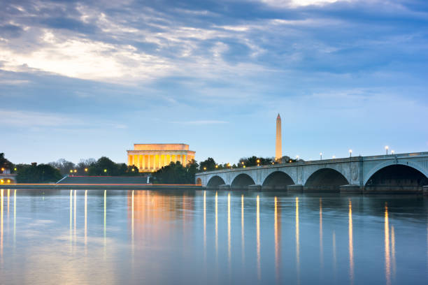 вашингтон, сша скайлайн на реке - washington dc night jefferson memorial memorial стоковые фото и изображения