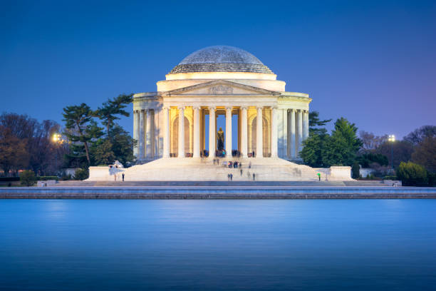 washington dc, usa sul bacino di marea con jefferson memorial - washington dc night jefferson memorial memorial foto e immagini stock