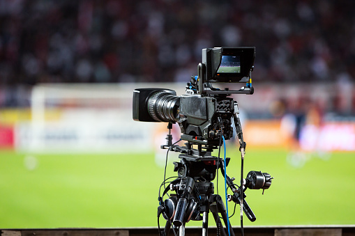 Cámara de televisión en el estadio, transmitiendo durante un partido de fútbol (fútbol) photo